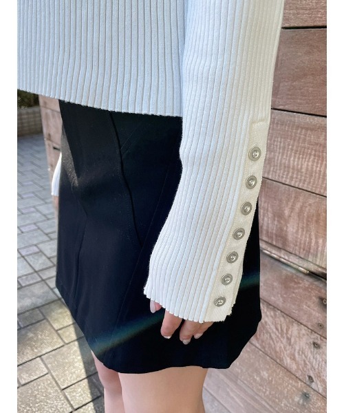 ENVYM（アンビー）の「スリーブボタンＶネックＫＮＩＴ（ニット/セーター・レディース・ホワイト/ブラック/ベージュ・FREE）」の17枚目の写真