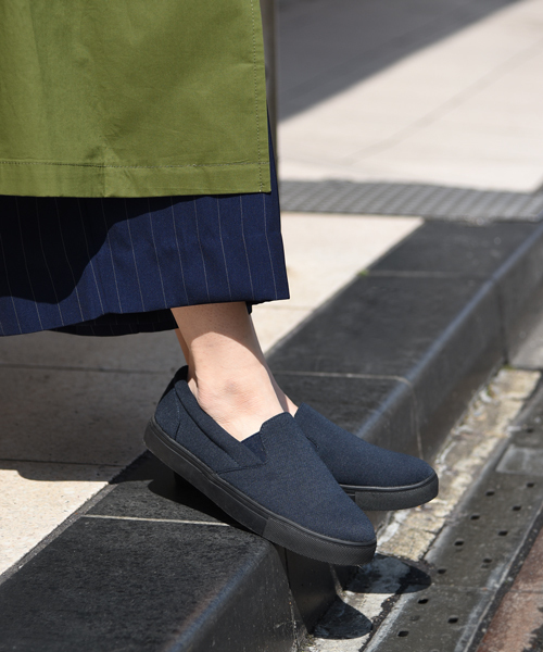 Ray BEAMS(レイビームス)の「Ray BEAMS / スウェット スリッポン(スニーカー・レディース・グレー/ネイビー・S(22.5)/M(23.5)/L(24.5)/LL(25.5))」の1枚目の写真