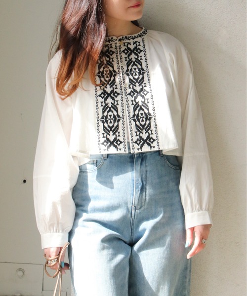 notch.（ノッチ）の「フロント刺繍ショートブラウス（シャツ/ブラウス・レディース・ブラック/オフホワイト・M）」の2枚目の写真