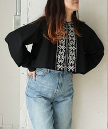 フロント刺繍ショートブラウス