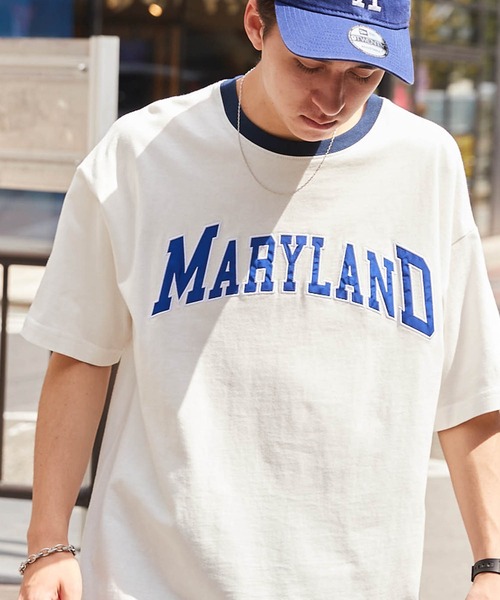 MONO-MART（モノマート）の「ビッグシルエット カレッジロゴ ナイロン刺繍/リンガー 半袖Tシャツ（Tシャツ/カットソー・メンズ・ホワイト/ブラック/グリーン/オートミール/ホワイト系/ホワイト系1/ブラック系1/アイボリー系1/ダークグリーン系1/ブルー系/ブルー系1/オレンジ系1・M/L）」の3枚目の写真