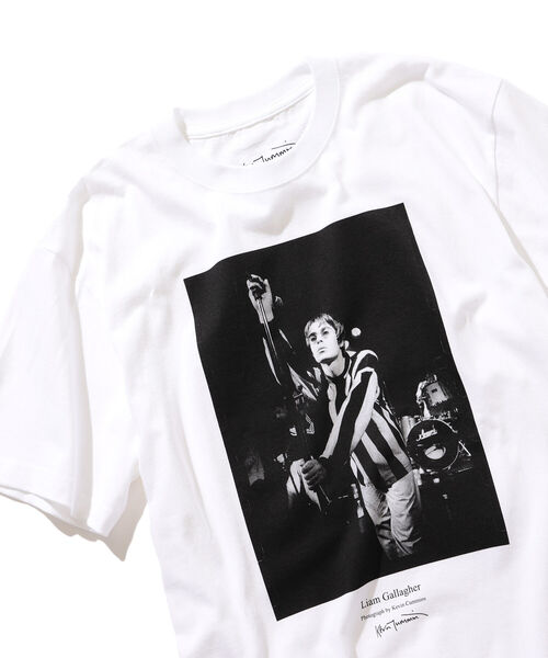 BEAMS（ビームス）の「Kevin Cummins × BEAMS / 別注 OASIS フォト Tシャツ（Tシャツ/カットソー・メンズ・ホワイト/ブラック・S/M/L/XL）」の2枚目の写真