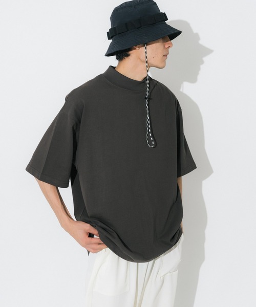 Ressaca(レサーカ)の「モックネック オーバーサイズ 半袖 無地Tシャツ(Tシャツ/カットソー・メンズ・ホワイト/チャコールグレー/ブラック/ベージュ/グレー/オレンジ/グリーン・M/L/XL)」の1枚目の写真