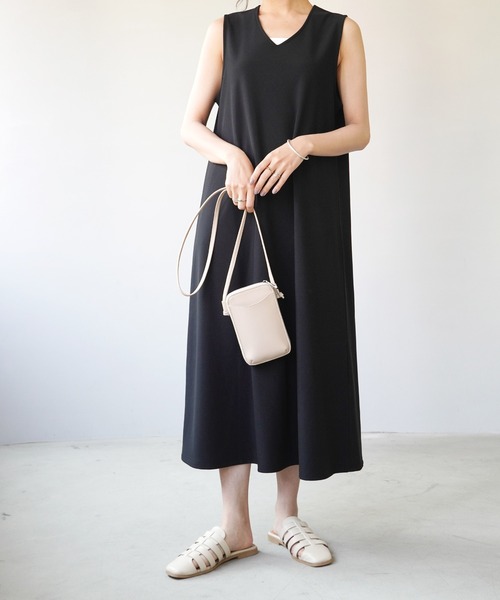 IAMUSE（アイアミューズ）の「【IAMUSE】Ｖネックストレートロングワンピース S0631（ワンピース・レディース・ブラック/グレイッシュベージュ・FREE）」の2枚目の写真