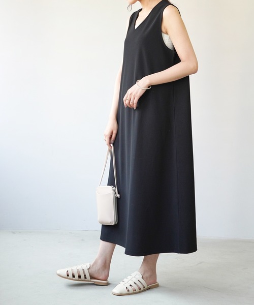 IAMUSE（アイアミューズ）の「【IAMUSE】Ｖネックストレートロングワンピース S0631（ワンピース・レディース・ブラック/グレイッシュベージュ・FREE）」の3枚目の写真