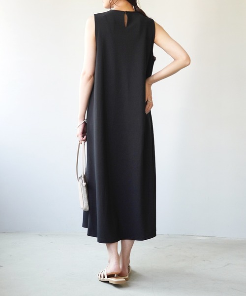 IAMUSE（アイアミューズ）の「【IAMUSE】Ｖネックストレートロングワンピース S0631（ワンピース・レディース・ブラック/グレイッシュベージュ・FREE）」の4枚目の写真