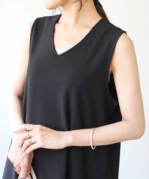 IAMUSE（アイアミューズ）の「【IAMUSE】Ｖネックストレートロングワンピース S0631（ワンピース・レディース・ブラック/グレイッシュベージュ・FREE）」の5枚目の写真