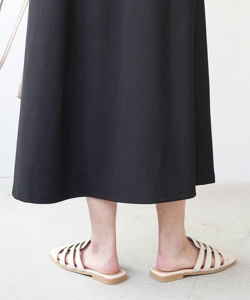 IAMUSE（アイアミューズ）の「【IAMUSE】Ｖネックストレートロングワンピース S0631（ワンピース・レディース・ブラック/グレイッシュベージュ・FREE）」の8枚目の写真