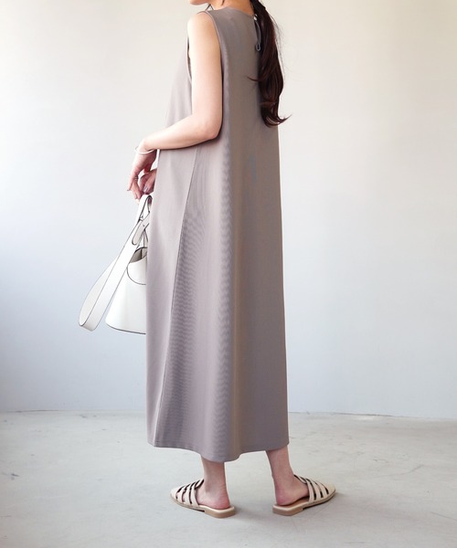 IAMUSE（アイアミューズ）の「【IAMUSE】Ｖネックストレートロングワンピース S0631（ワンピース・レディース・ブラック/グレイッシュベージュ・FREE）」の9枚目の写真