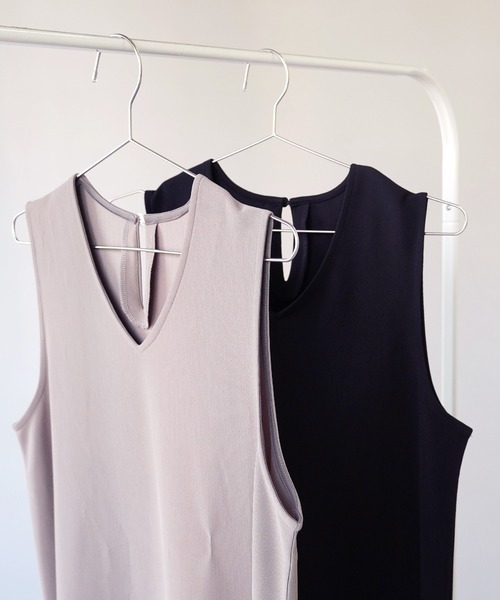 IAMUSE（アイアミューズ）の「【IAMUSE】Ｖネックストレートロングワンピース S0631（ワンピース・レディース・ブラック/グレイッシュベージュ・FREE）」の15枚目の写真