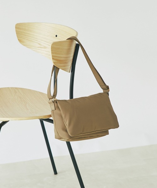 RIVE DROITE（リヴドロワ）の「R.good/アールドットグッド/パフィーフラップバッグ（ショルダーバッグ・レディース・ベージュ/ブラック・FREE）」の13枚目の写真