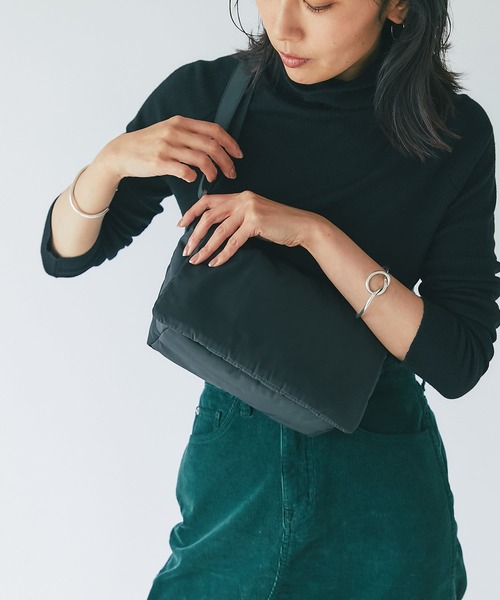 RIVE DROITE（リヴドロワ）の「R.good/アールドットグッド/パフィーフラップバッグ（ショルダーバッグ・レディース・ベージュ/ブラック・FREE）」の4枚目の写真