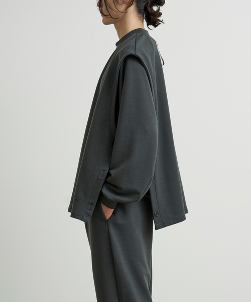 TROVE（トローヴ）の「TROVE 2022AW / MERINO WOOL 36G SWEAT VEST（ベスト・メンズ・ブラック/ダークグレー・1/3）」の2枚目の写真