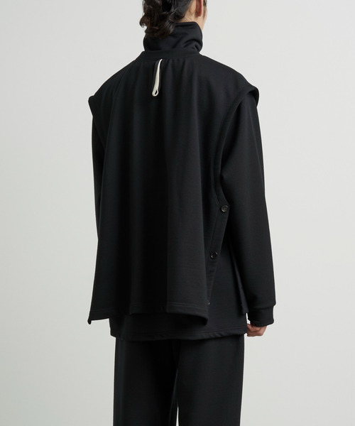 TROVE（トローヴ）の「TROVE 2022AW / MERINO WOOL 36G SWEAT VEST（ベスト・メンズ・ブラック/ダークグレー・1/3）」の6枚目の写真