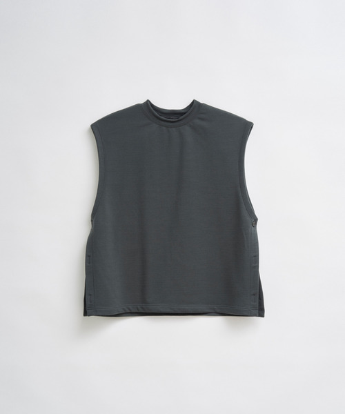 TROVE（トローヴ）の「TROVE 2022AW / MERINO WOOL 36G SWEAT VEST（ベスト・メンズ・ブラック/ダークグレー・1/3）」の7枚目の写真