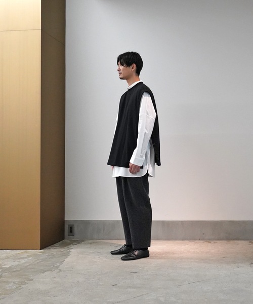 TROVE（トローヴ）の「TROVE 2022AW / MERINO WOOL 36G SWEAT VEST（ベスト・メンズ・ブラック/ダークグレー・1/3）」の13枚目の写真