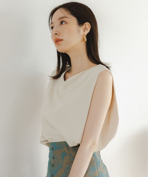 Andemiu(アンデミュウ)の「Vネックタックブラウス150709(シャツ/ブラウス・レディース・ダークブラウン/アイボリー/パープル系その他・FREE)」の4枚目の写真