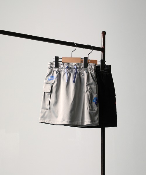 NIKE（ナイキ）の「NIKE　WOVEN CARGO SKIRT（スカート・キッズ・ブラック/グレー・110cm/105cm/120cm/115cm）」の2枚目の写真