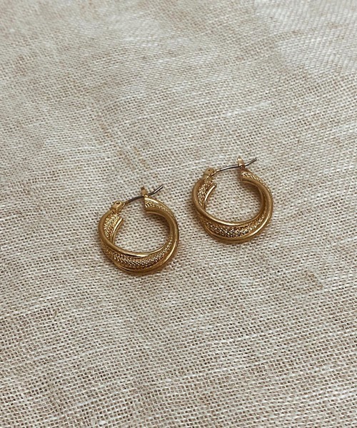 emouv by est（エモーヴバイエスト）の「emouv by est ヴィンテージタイニーピアス（ピアス（両耳用）・レディース・シルバー/ゴールド・20mm）」の2枚目の写真