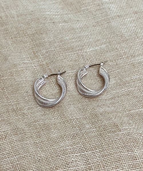 emouv by est（エモーヴバイエスト）の「emouv by est ヴィンテージタイニーピアス（ピアス（両耳用）・レディース・シルバー/ゴールド・20mm）」の3枚目の写真