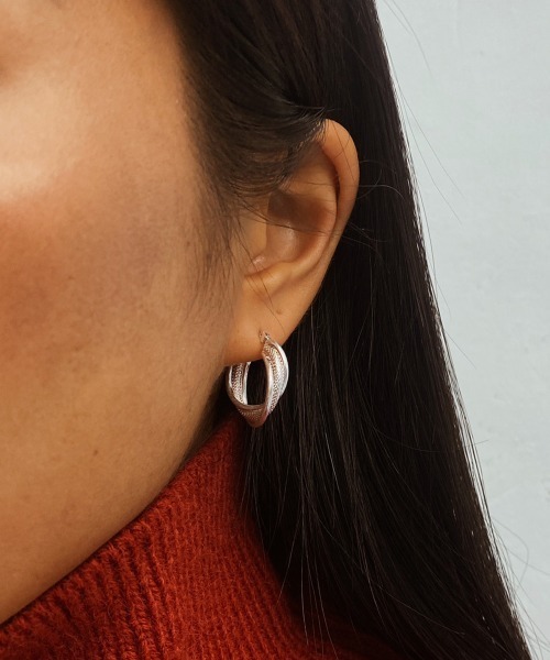emouv by est（エモーヴバイエスト）の「emouv by est ヴィンテージタイニーピアス（ピアス（両耳用）・レディース・シルバー/ゴールド・20mm）」の5枚目の写真