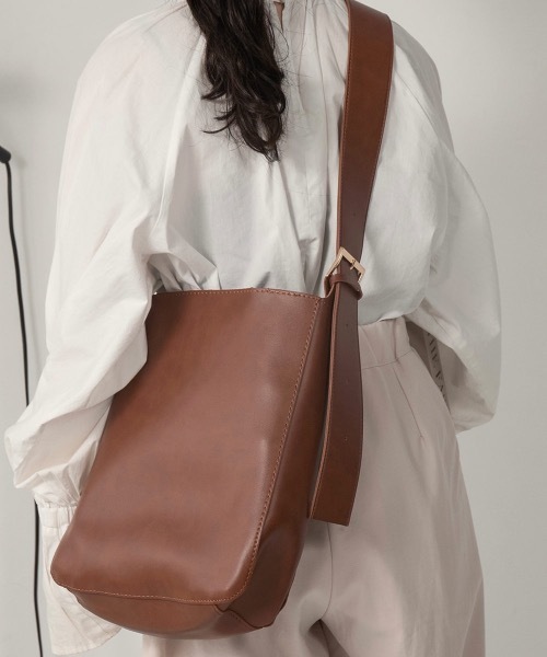 lawgy（ラウジー）の「useful square shoulder bag（ショルダーバッグ・レディース・ブラック/キャメル・FREE）」の4枚目の写真