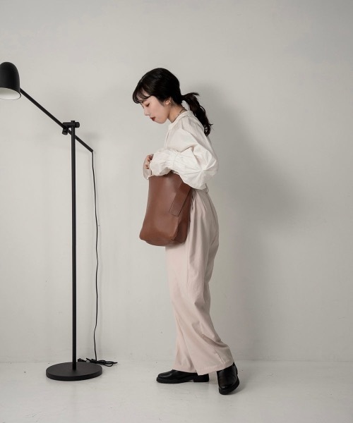 lawgy（ラウジー）の「useful square shoulder bag（ショルダーバッグ・レディース・ブラック/キャメル・FREE）」の5枚目の写真