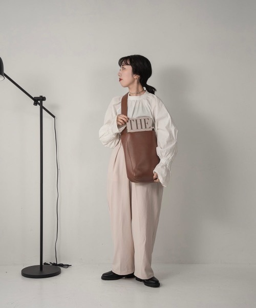 lawgy（ラウジー）の「useful square shoulder bag（ショルダーバッグ・レディース・ブラック/キャメル・FREE）」の6枚目の写真