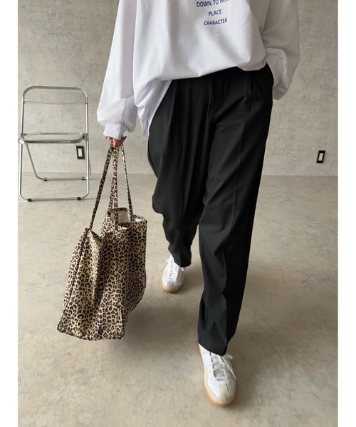 owndaily（オンデイリー）の「ストレッチテーパードタックパンツ（その他パンツ・レディース・グレー/ブラック/ベージュ・MEDIUM/LARGE）」の4枚目の写真