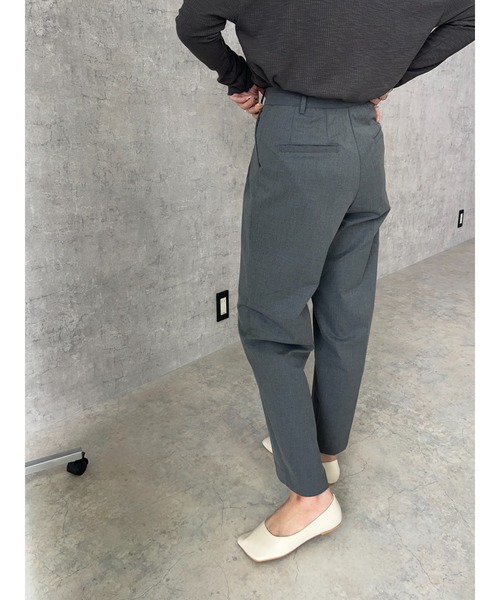 owndaily（オンデイリー）の「ストレッチテーパードタックパンツ（その他パンツ・レディース・グレー/ブラック/ベージュ・MEDIUM/LARGE）」の7枚目の写真