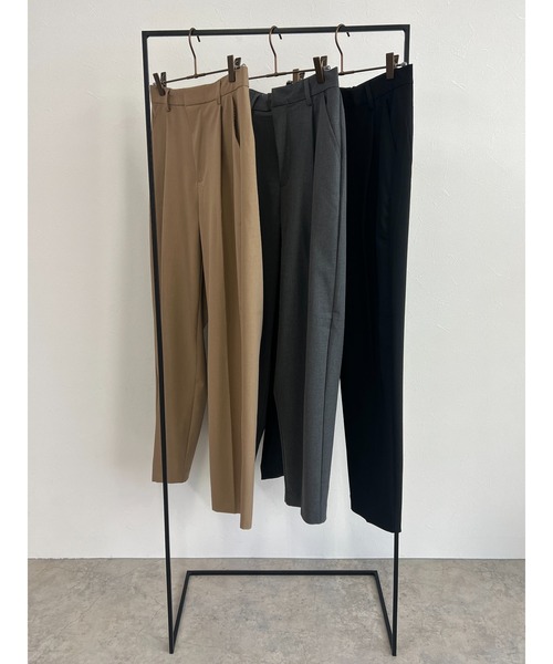 owndaily（オンデイリー）の「ストレッチテーパードタックパンツ（その他パンツ・レディース・グレー/ブラック/ベージュ・MEDIUM/LARGE）」の15枚目の写真