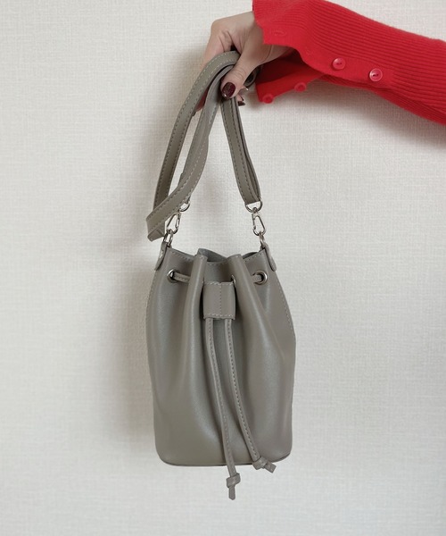 Reurie'（レウリィ）の「コンパクト巾着ショルダーバッグ／compact drawstring shoulder bag 巾着型 2way ブラック  ホワイト カーキ ミニ 白 黒 巾着バッグ ミニバッグ ハンドバッグ（ショルダーバッグ・レディース・カーキ/ブラック/ホワイト・FREE）」の15枚目の写真