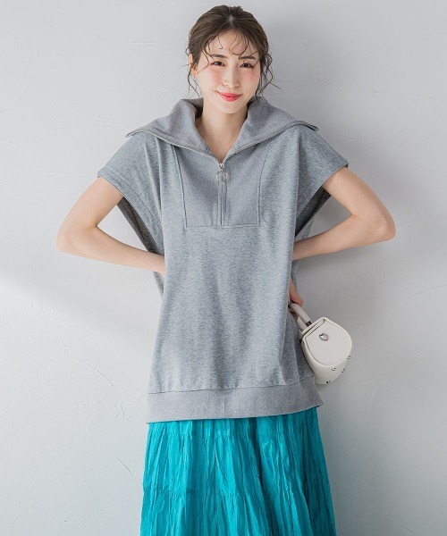 VICKY（ビッキー）の「【大人の旬コーデを仕上げる】フレンチスリーブのハーフZIP《手洗い可能》（Tシャツ/カットソー・レディース・ブラック/グレー/ブルー/ホワイト/グリーン・M）」の4枚目の写真