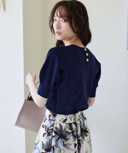 Andemiu(アンデミュウ)の「バックボタンパフニット961853(ニット/セーター・レディース・ネイビー/キャメル/グリーン/アイボリー・FREE)」の1枚目の写真