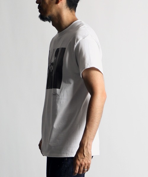 The DUFFER of ST.GEORGE（ザダファーオブセントジョージ）の「KEVIN CUMMINS PHOTO TEE：ケヴィン・カミンズ フォトTシャツ（Tシャツ/カットソー・メンズ・ホワイト・MEDIUM/LARGE/X-LARGE）」の6枚目の写真