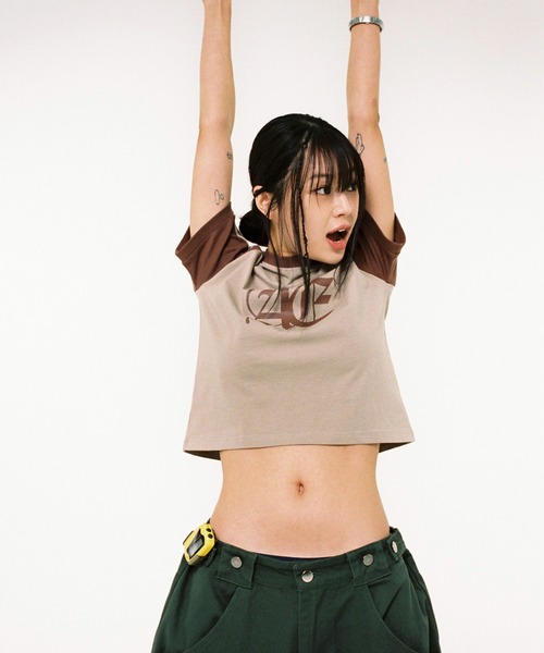 aeae（エーイーエーイー）の「Gothic Logo Crop Raglan T-Shirts