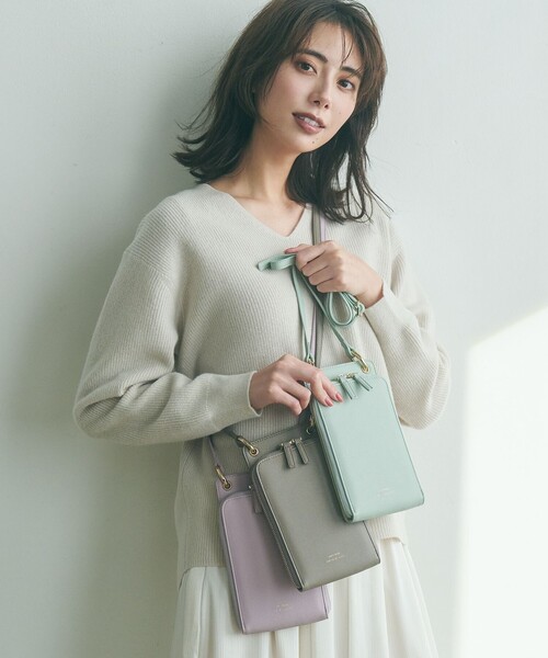 23区(ニジュウサンク)の「スマホ ポシェット(ショルダーバッグ・レディース・ブラウン系/スモーキーグリーン系/アイボリー系/ライラック系/ブラック系・F)」の3枚目の写真