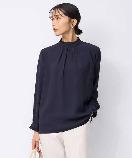 23区 L(ニジュウサンクオオキイサイズ)の「【洗える】バックサテンアムンゼン フリルカラー ブラウス(シャツ/ブラウス・レディース・ネイビー系/ピンク系/ホワイト系・50/44/48/46)」の3枚目の写真