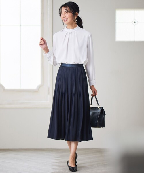 23区 L(ニジュウサンクオオキイサイズ)の「【洗える】バックサテンアムンゼン フリルカラー ブラウス(シャツ/ブラウス・レディース・ネイビー系/ピンク系/ホワイト系・50/44/48/46)」の7枚目の写真