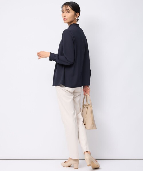 23区 L(ニジュウサンクオオキイサイズ)の「【洗える】バックサテンアムンゼン フリルカラー ブラウス(シャツ/ブラウス・レディース・ネイビー系/ピンク系/ホワイト系・50/44/48/46)」の15枚目の写真