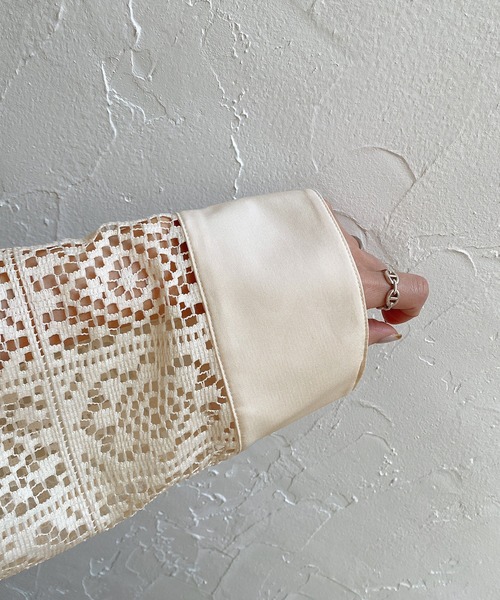 JUNOAH（ジュノア）の「ノーカラーレースシャツ（シャツ/ブラウス・レディース・ホワイト/ブラック・X-LARGE/LARGE/MEDIUM/SMALL）」の10枚目の写真