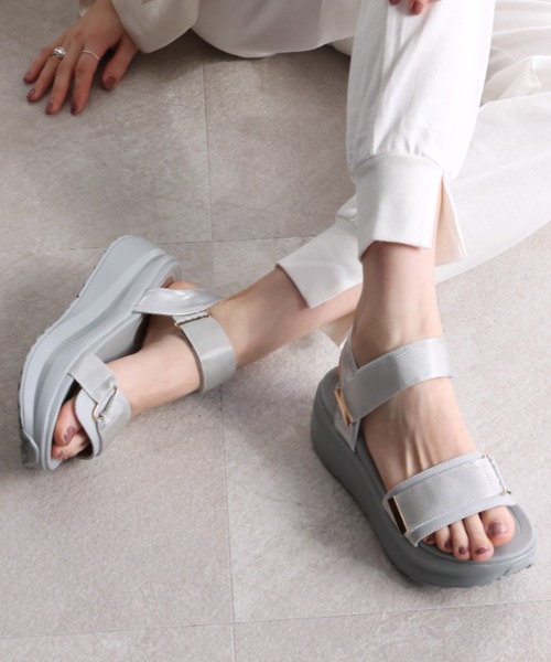VIVIAN（ヴィヴィアン）の「厚底ゴールドパーツベルクロスポーツサンダル（サンダル・レディース・グレー/ブラック/ベージュ・S/M/L/LL）」の2枚目の写真