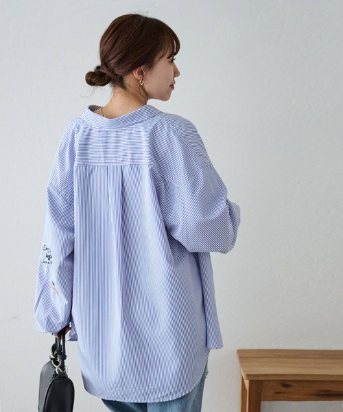 DISCOAT（ディスコート）の「【ユニセックス】手書き刺繍オーバーサイズシャツ（シャツ/ブラウス・レディース・ネイビー/ブルー・FREE）」の20枚目の写真