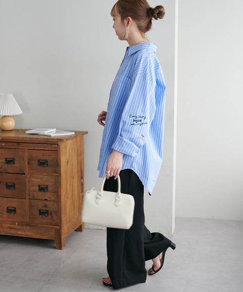 DISCOAT（ディスコート）の「【ユニセックス】手書き刺繍オーバーサイズシャツ（シャツ/ブラウス・レディース・ネイビー/ブルー・FREE）」の13枚目の写真