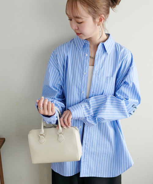 DISCOAT（ディスコート）の「【ユニセックス】手書き刺繍オーバーサイズシャツ（シャツ/ブラウス・レディース・ネイビー/ブルー・FREE）」の6枚目の写真