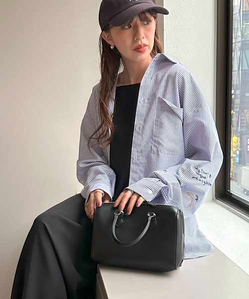 DISCOAT（ディスコート）の「【ユニセックス】手書き刺繍オーバーサイズシャツ（シャツ/ブラウス・レディース・ネイビー/ブルー・FREE）」の3枚目の写真