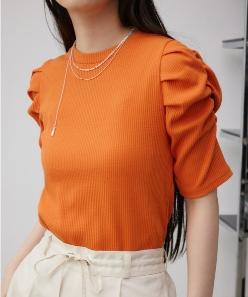 AZUL by moussy(アズールバイマウジー)の「パフスリーブギャザートップス(Tシャツ/カットソー・レディース・オレンジ/オフホワイト/グレー/ブラック・SMALL/MEDIUM)」の4枚目の写真