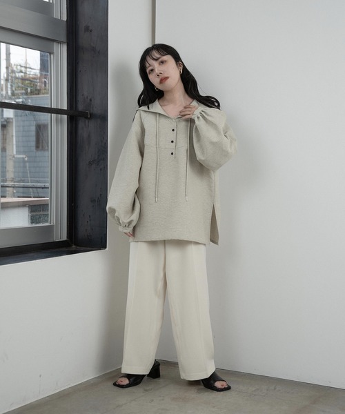 lawgy(ラウジー)の「accent button collar raglan tops / アクセントボタンカラーラグラントップス(Tシャツ/カットソー・レディース・ホワイト系その他/ベージュ系その他・FREE)」の2枚目の写真