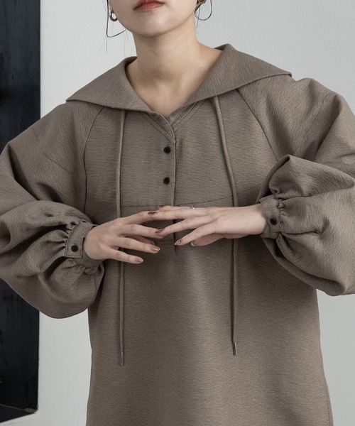 lawgy(ラウジー)の「accent button collar raglan tops / アクセントボタンカラーラグラントップス(Tシャツ/カットソー・レディース・ホワイト系その他/ベージュ系その他・FREE)」の1枚目の写真