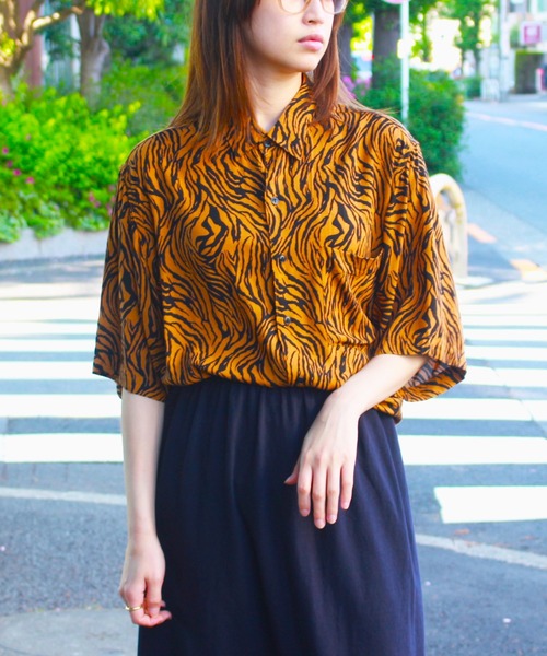 C.E.L.STORE(セルストア)の「KHAKI JUNGLE / カーキジャングル PRINTED SAFARI SHIRTS プリントサファリモチーフシャツ(シャツ/ブラウス・メンズ・マスタード/ブルー/オレンジ・MEDIUM/LARGE/X-SMALL)」の1枚目の写真